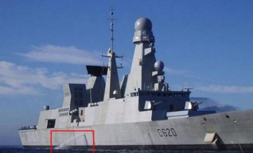 軍艦等大型船舶的側面不停地向外排水：水從哪里來？